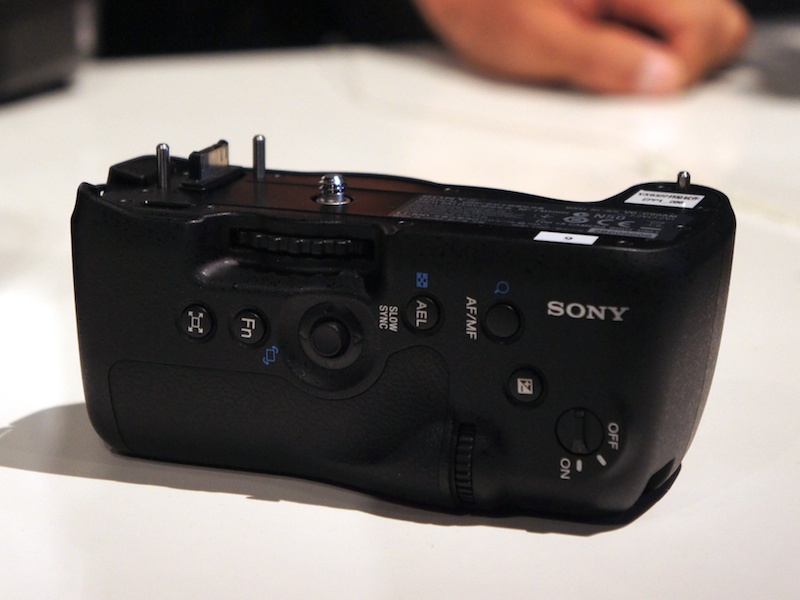 <b>オプションも豊富に用意。写真は縦位置グリップのVG-C99AM</b>