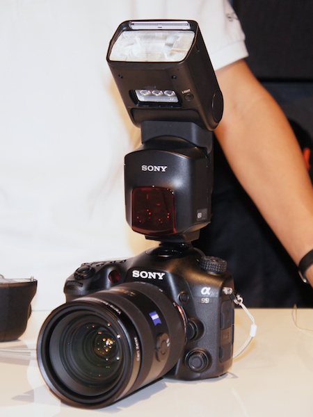<b>HVL-F60Mをα99に装着。クリップオンストロボのフラッグシップモデルとなる</b>
