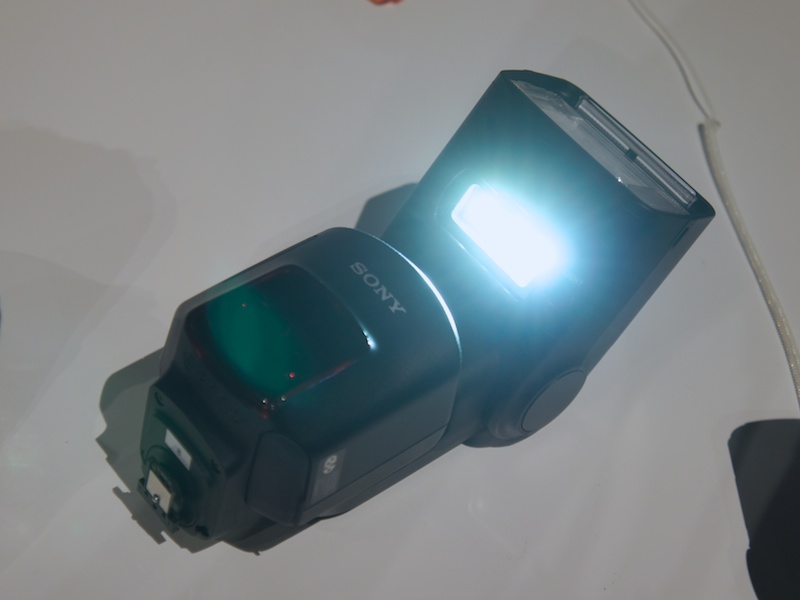 <b>動画撮影用にLEDも搭載。ストロボ単体でも照射できるので、懐中電灯代わりにもできそう</b>