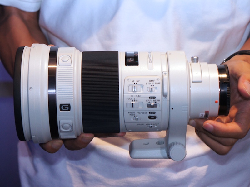 <b>同時発表の300m F2.8 G SSM IIも手にとれる。80万円台という高価なレンズだが、前モデルと異なり受注生産ではない。</b>