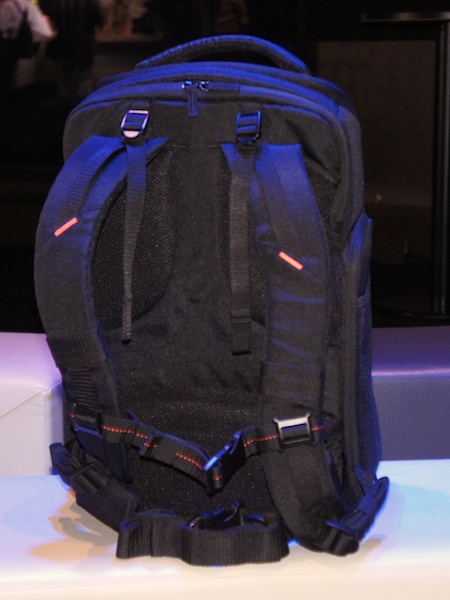 <b>α99を中心としたシステム一式の収納が可能なバックパックLCS-BP3。前、上、左横から内部にアクセス可能。右横には三脚を取り付けられる</b>