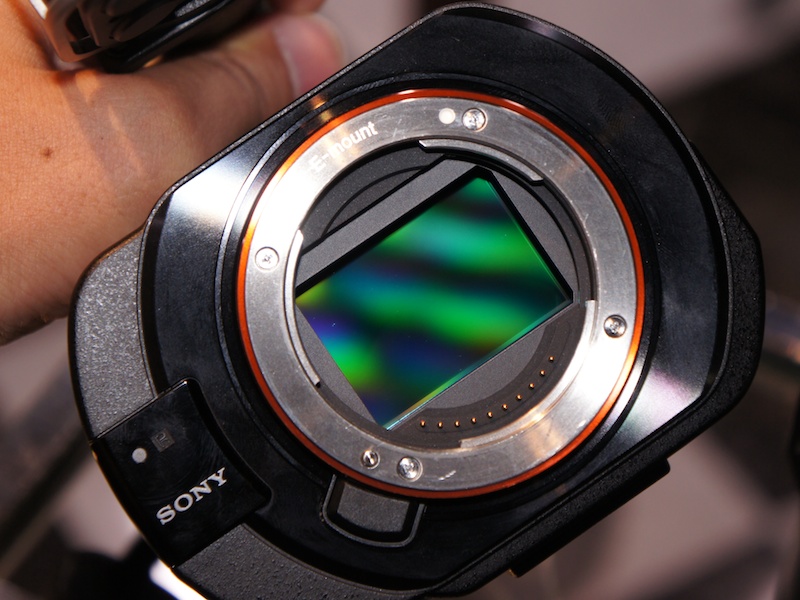 <b>Eマウントなのに35mmフルサイズセンサーを搭載</b>