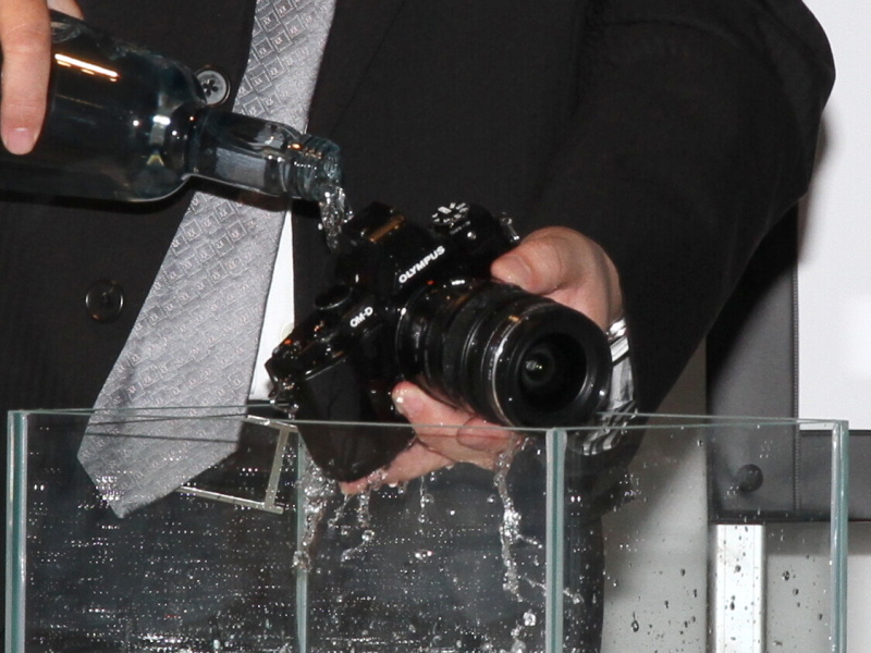 <b>E-M5に水をかけ、問題なく撮影できることを示すデモ</b>