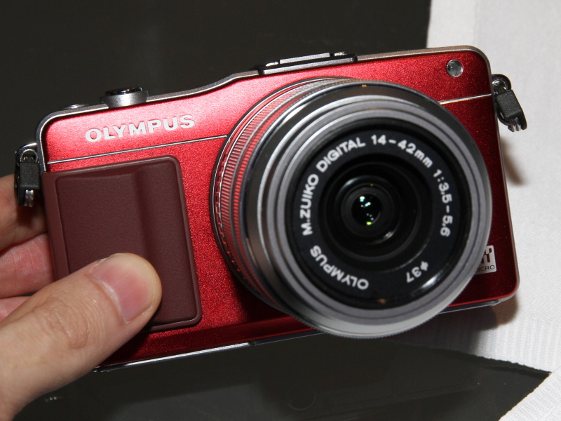 <b>OLYMPUS PEN mini E-PM2も披露した</b>