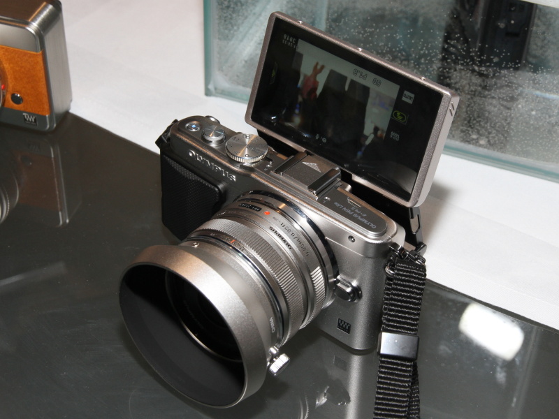 <b>OLYMPUS PEN Lite E-PL5。同日開発発表した17mm F1.8のレンズを装着している</b>