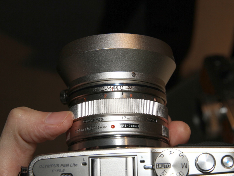 <b>開発発表の17mm F1.8レンズ。12mm F2のようにリングを上下する機構を備える。</b>