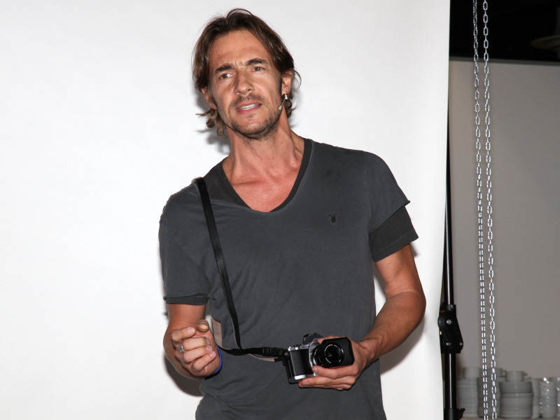 <b>トーマス・ハヨ氏。E-M5の小型ボディのメリットなどを解説</b>