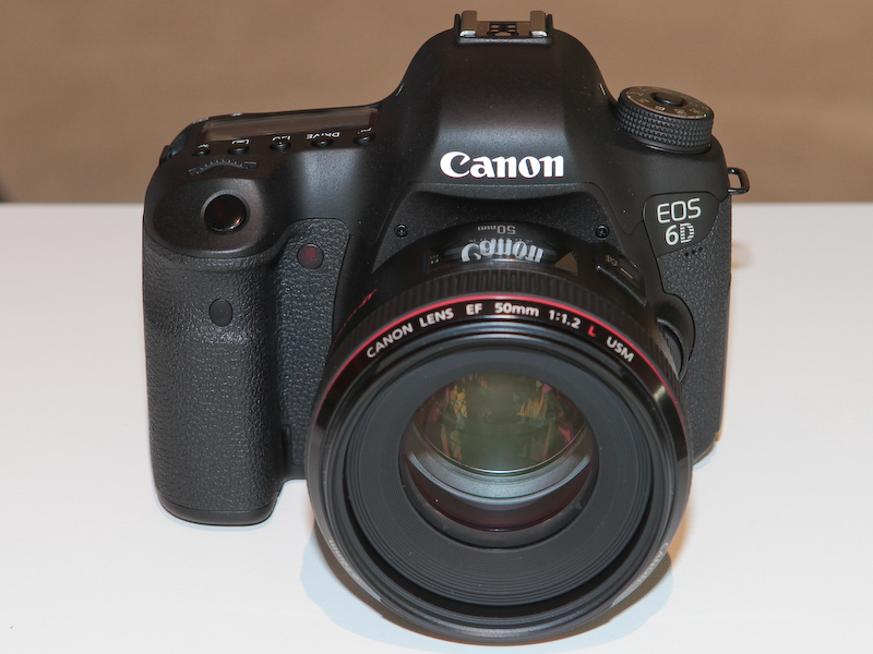 <b>EF 50mm F1.2 II USMを装着したところ</b>