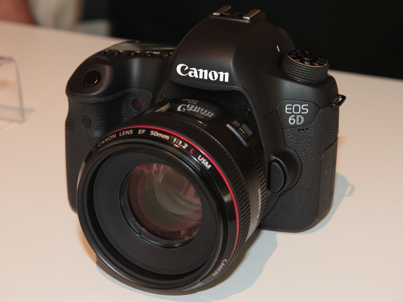 <b>EF 50mm F1.2 II USMを装着したところ</b>