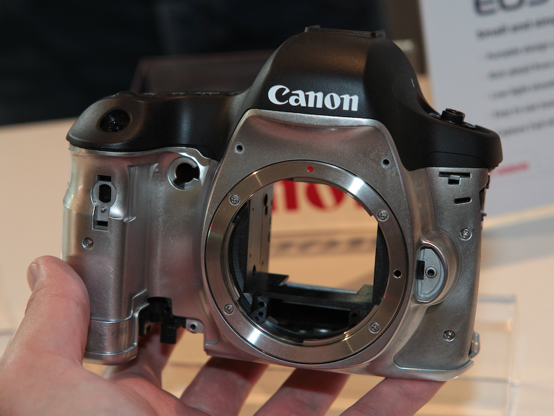 <b>ボディの前面と背面はマグネシウム合金製</b>