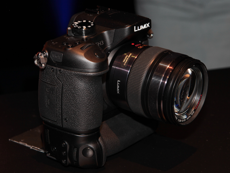 <b>オプションの縦位置グリップを装着したところ</b>