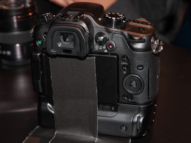 <b>オプションの縦位置グリップを装着したところ</b>