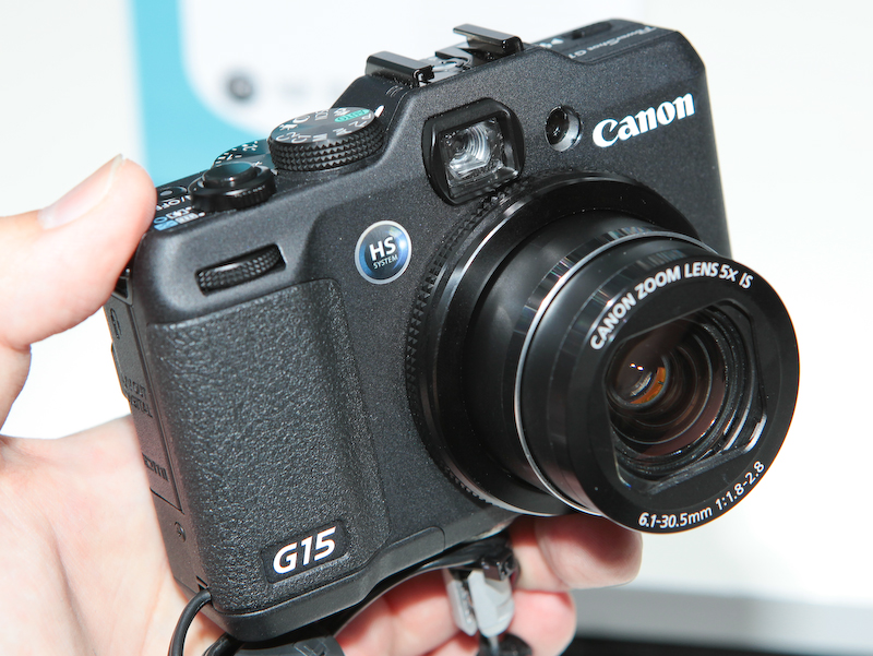 <b>液晶モニターが固定式になった。光学ファインダーは継承</b>