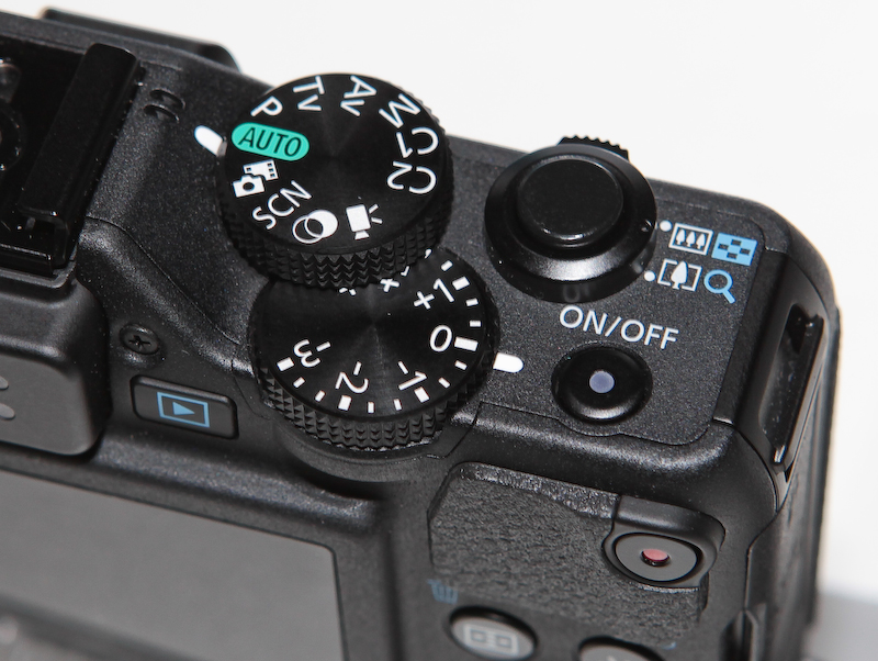 <b>モードダイヤルと露出補正ダイヤルが、一部重なるデザインを採用</b>