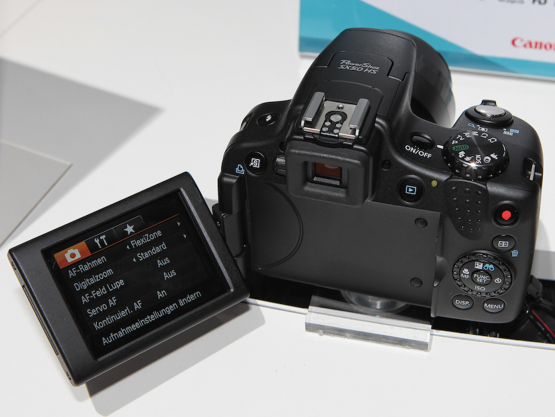 <b>バリアングル液晶モニターを採用</b>