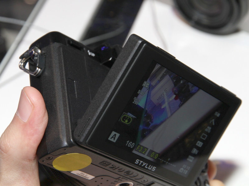 <b>チルト式モニターを採用。E-PL5と異なり、自分撮り可能な角度までは開かない</b>