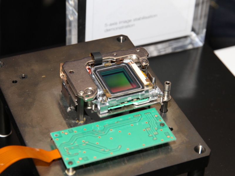 <b>5軸手ブレ補正機構のデモ</b>