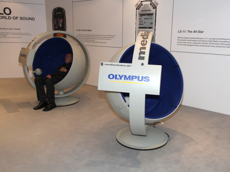 <b>E-M5+LS-100の組み合わせで収録した動画と音声を体感できる展示。OLYMPUSと書かれている部分がモニターで、内部にスピーカーがある</b>