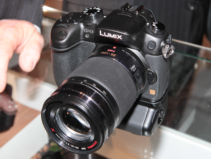 <b>オプション縦位置グリップを装着したところ</b>