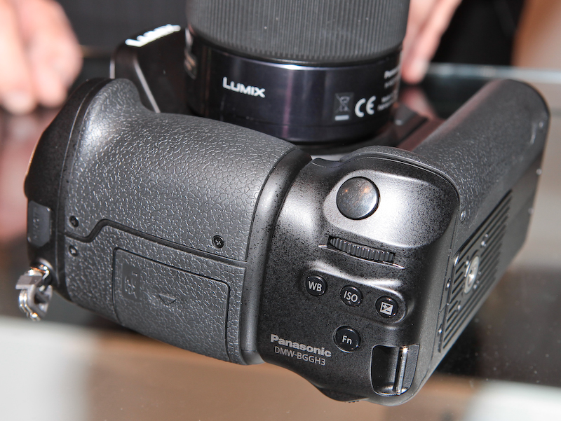 <b>縦位置グリップにはバッテリーが1個入り、本体と合わせて2個のバッテリーで運用できる</b>