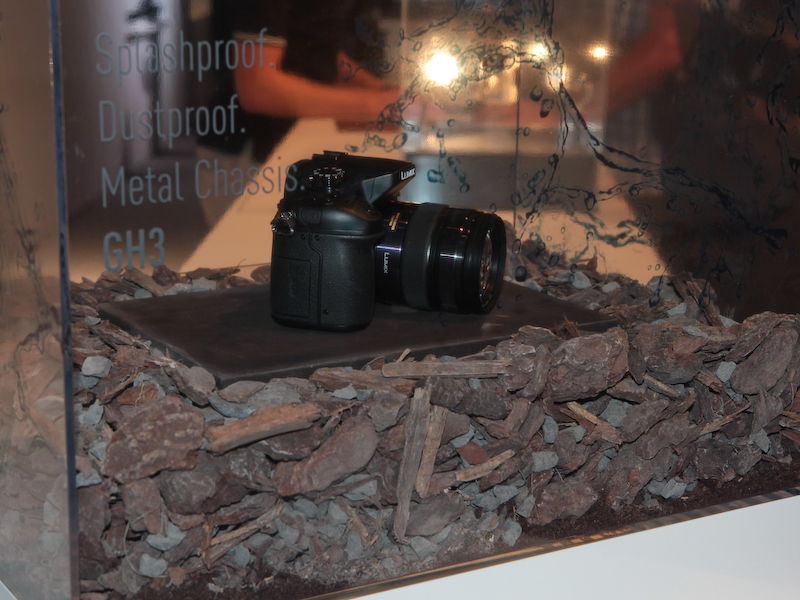 <b>防塵防滴ボディとあって、アウトドアを意識した展示もあった</b>