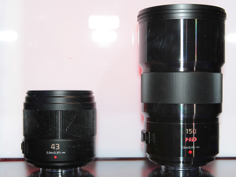 <b>42.5mm F1.2（左）と150mm F2.8（右）のモックアップ。フィルター径や最短撮影距離の記載は仮のものだ。なお42.5mm F1.2はレンズには43mmを表す“43”になっていた</b>