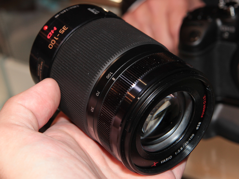 <b>LUMIX G X VARIO 35-100mm F2.8 POWER O.I.S.。望遠端だがレンズが伸びていない</b>