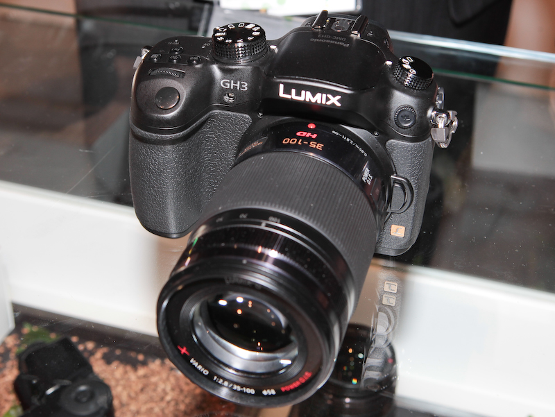 <b>DMC-GH3に装着したところ</b>