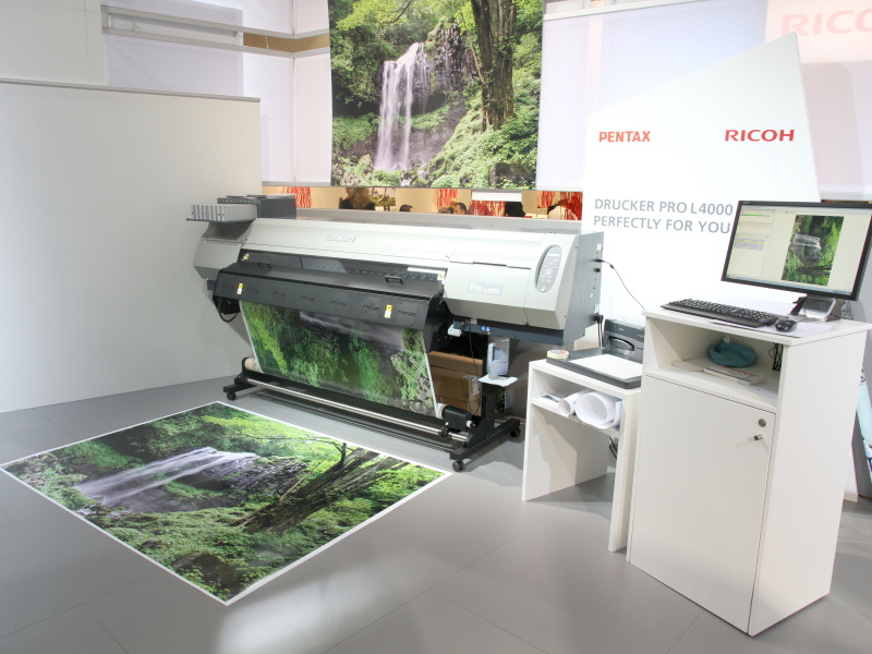 <b>リコーの大判プリンターで645Dの撮影画像をプリント。ラテックスインクを使用しているという</b>