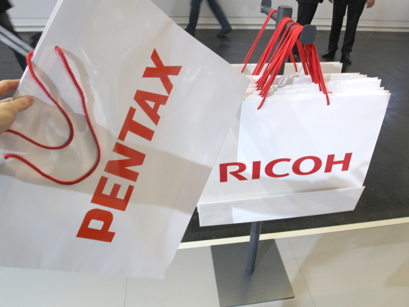 <b>紙袋はPENTAXとRICOHロゴのリバーシブル</b>