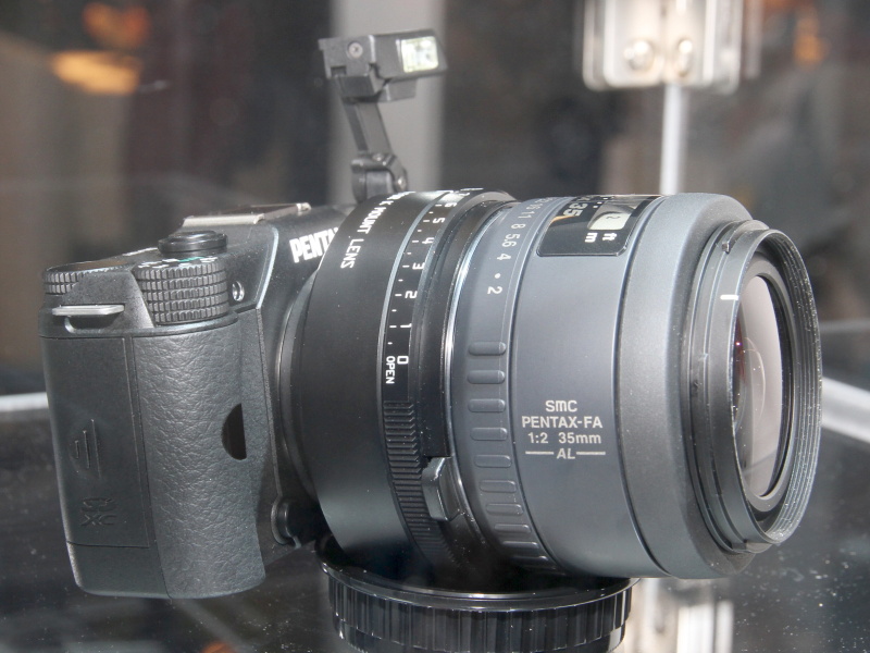 <b>Kマウントレンズをアダプター経由で取り付けたところ</b>