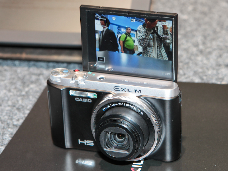 <b>液晶モニターは前を向けることもできる</b>