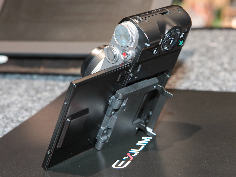 <b>縦位置で立てるためのスタンドを内蔵している</b>