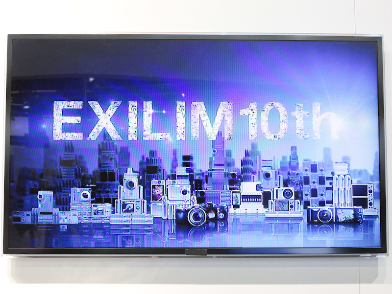 <b>本体内の「デモ動画」にEXILIM10周年の記念ムービーが収録される</b>