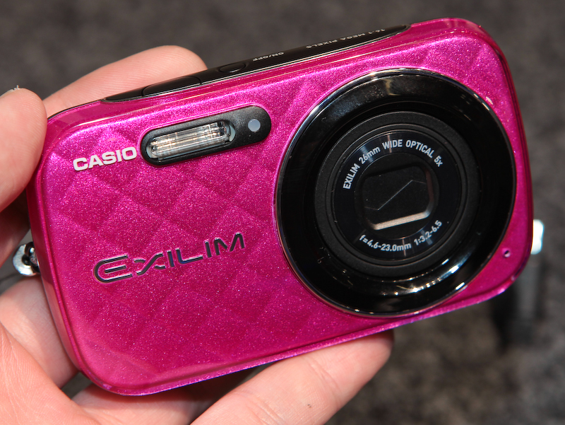 <b>女性向けというコンパクトデジタルカメラの展示もあった。いずれも9月7日から順次販売が開始されている。写真はEX-N10</b>