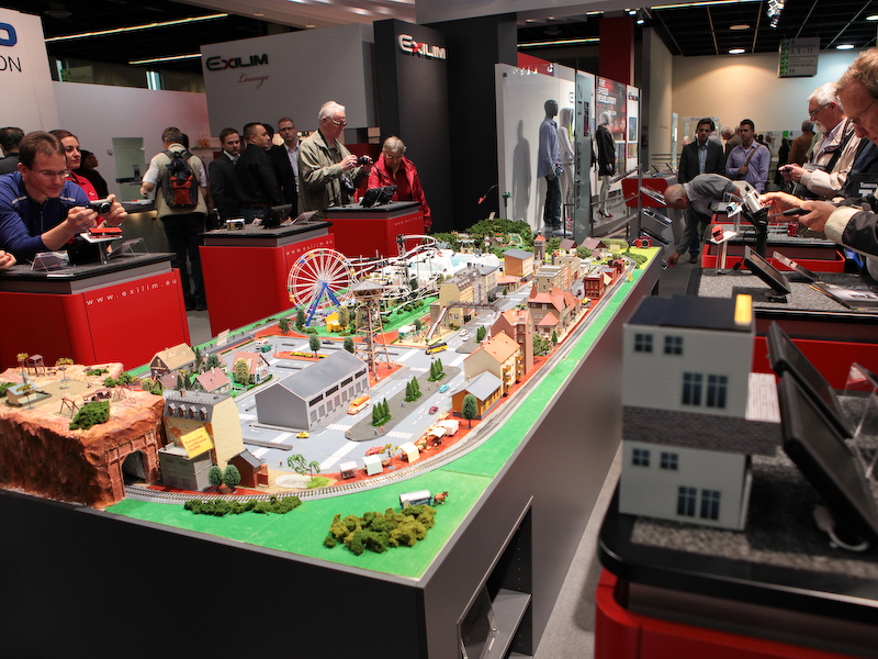 <b>ブースでは鉄道模型を被写体として撮影機能を試すことができる</b>