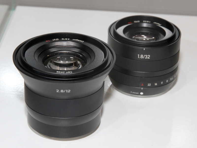 <b>ミラーレス用AFレンズ2本をケース内に展示。展示のなかった「50mm F2.8」のマクロレンズとともに2013年夏に発売予定としていた</b>