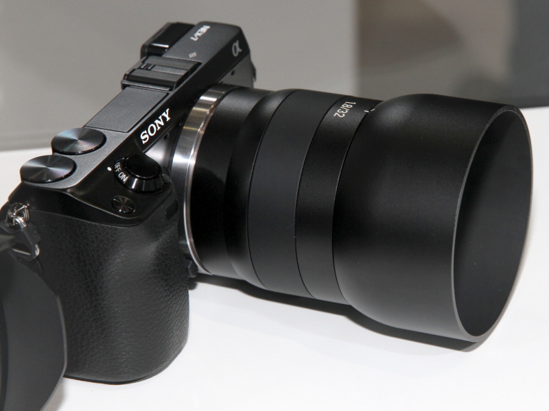<b>ソニーNEX-7に装着したPlanar T* 1,8/32</b>