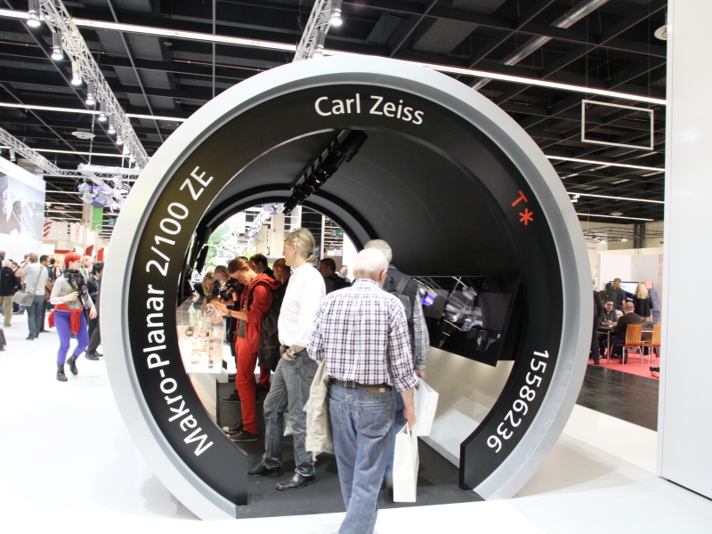 <b>フォトキナ名物のレンズ型トンネルも人気</b>