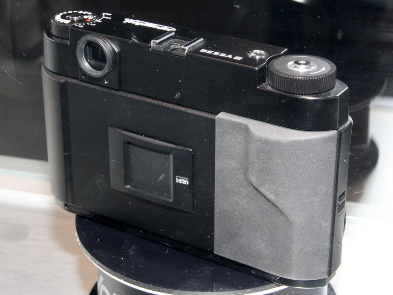 <b>同ブースには6×6、6×7対応の銀塩カメラ、BESSA III 667Wの姿もあった。</b>