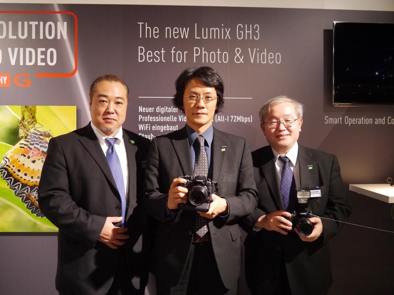 <b>中央がパナソニックAVCネットワークス社ネットワーク事業グループ DSC ビジネスユニット長の北尾一朗氏。右が開発企画チーム参事の井上義之氏、左がマーケティング企画チームリーダーの窪田繁雄氏</b>