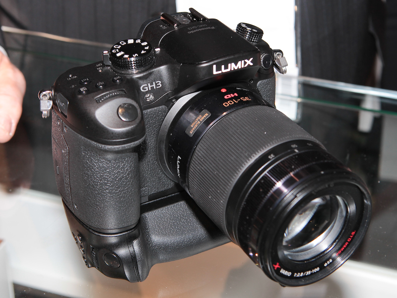 <b>フォトキナ2012では、LUMIX G初の専用縦位置グリップも発表された</b>