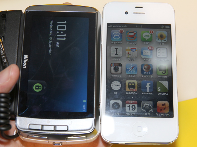 <b>iPhone 4S（右）とCOOLPIX S800cを比較</b>
