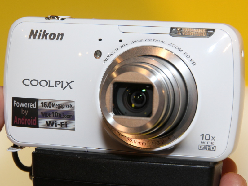 <b>COOLPIX S800c</b>