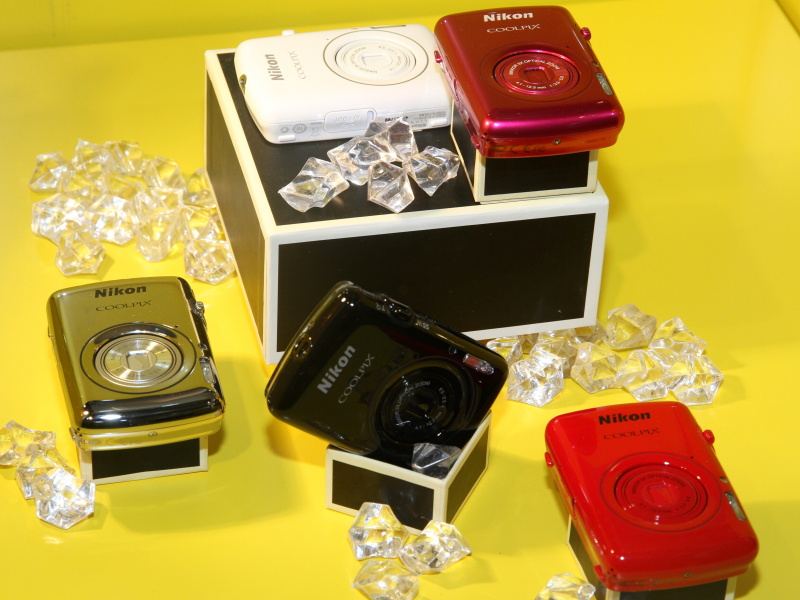 <b>超小型のCOOLPIX S01も</b>