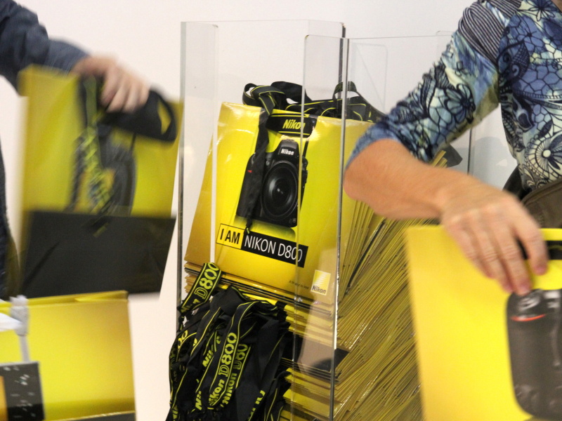 <b>ブースにはニコン機のストラップを模した紙袋を用意</b>