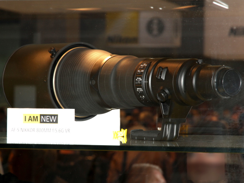 <b>開発発表した「AF-S NIKKOR 800mm F5.6 G VR」をケース内展示</b>