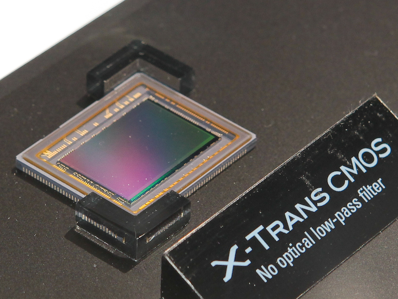<b>X-E1はFUJIFILM X-Pro1と同じローパスフィルターレスセンサーを採用する</b>