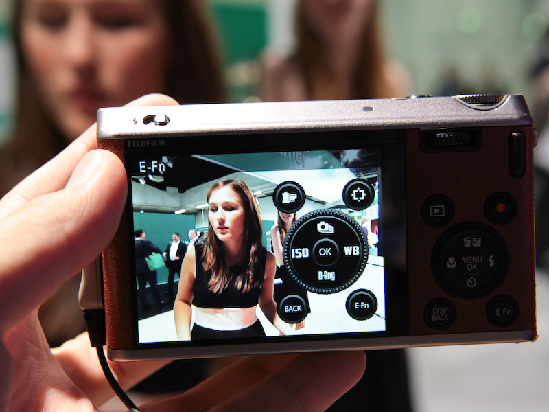 <b>拡張ファンクションボタンを押したところ。液晶モニターに実際のボタンとは異なる機能が表示され、こちらの割り当てで操作できる。少ないボタンで多くの機能を実現する</b>