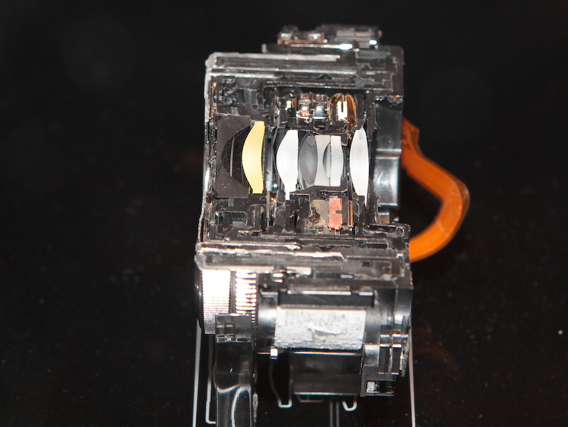 <b>XF1はレンズを3つの状態にすることができる。これはポータブルスタイル時のレンズカットモデル</b>